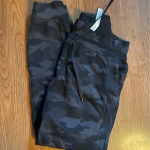 Lululemon jogger size 4